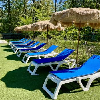 Transats espace piscine camping eau vive