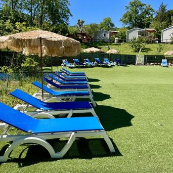 Transats espace piscine camping eau vive